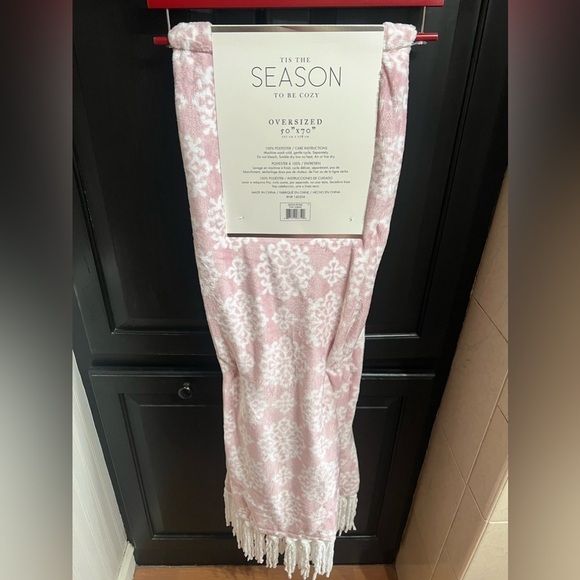 NWT-❄️ Pink Oversized Snowflake Throw - Picture 1 of 6